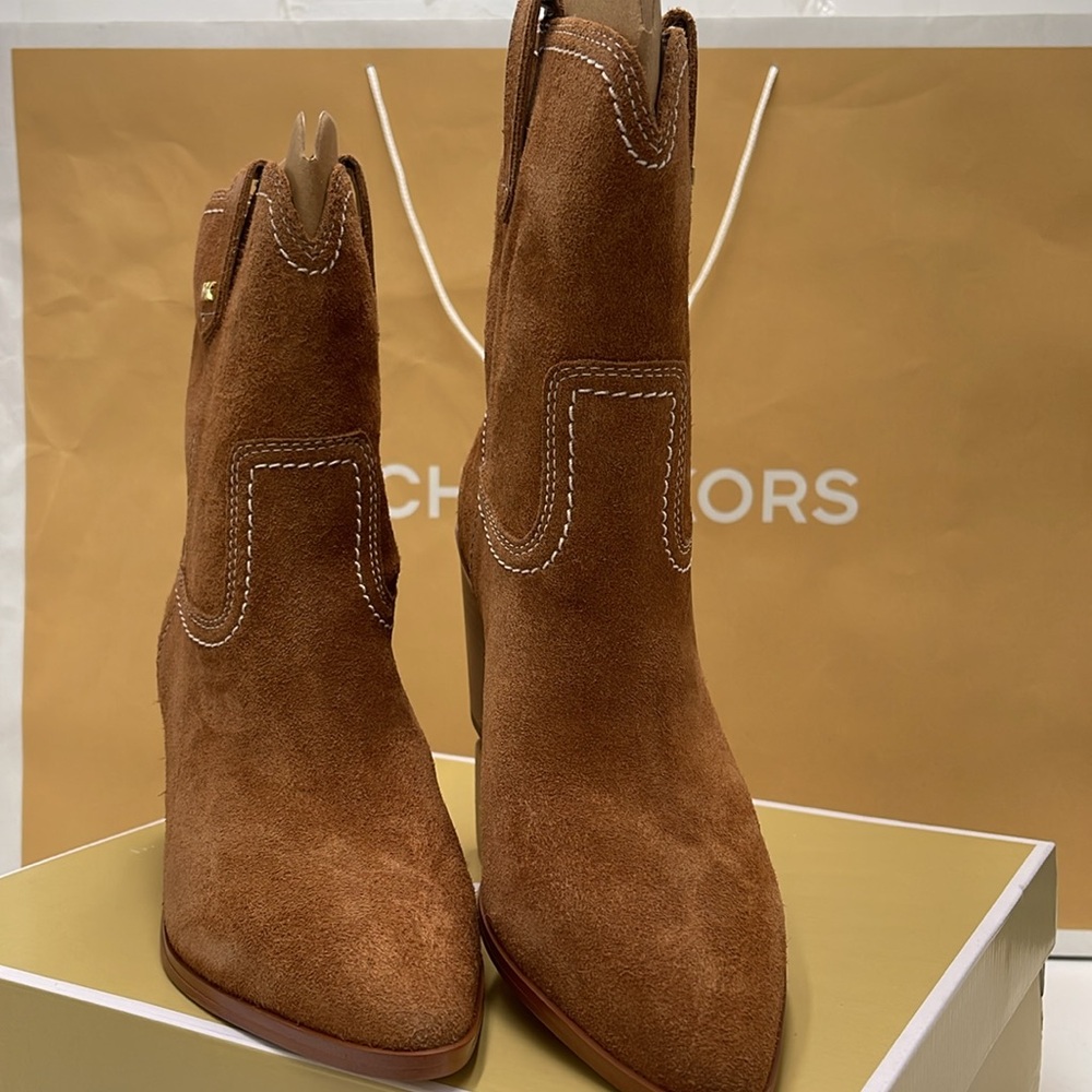 Michael Kors WAVERLY HEELED BOOTIE JUNGLE SUEDE
49F4WVME6S
LUGGAGE - Picture 6 of 16